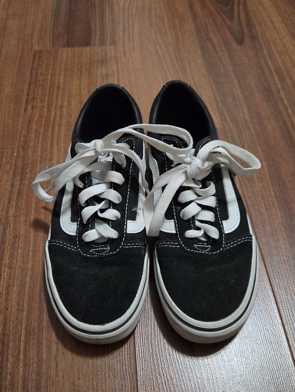 Black and White Low-Top Skate Sneakers - Classic Style Size 6